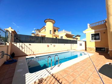 Chalet con balcón en venta en Orihuela Costa