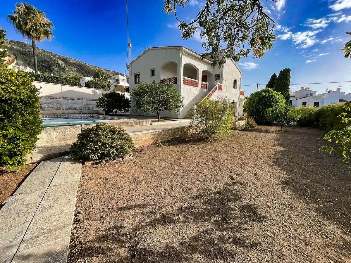 Vista exterior de Casa o xalet en venda en L'Alfàs del Pi amb Terrassa i Piscina