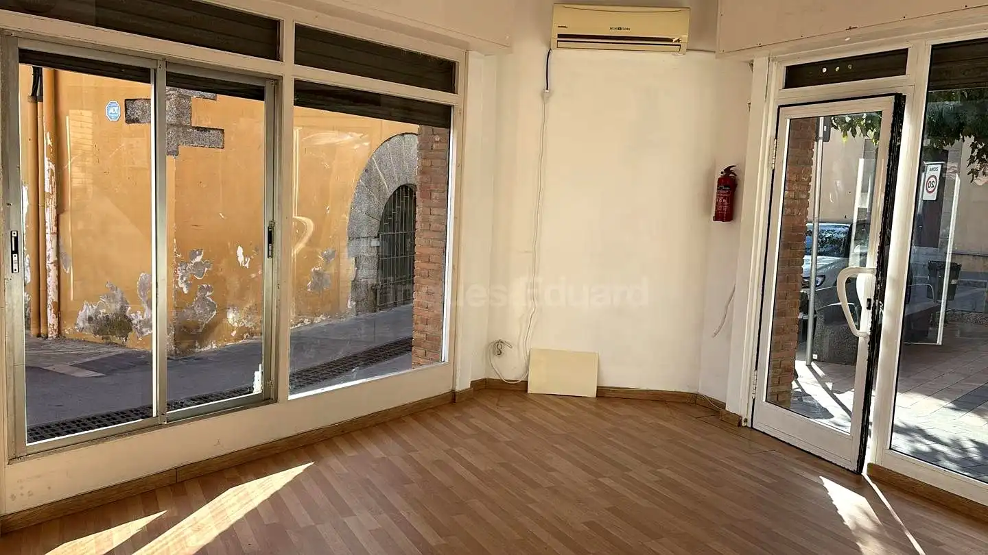 Exterior view of Commercial properties for rent in Dosrius  with Air Conditioner