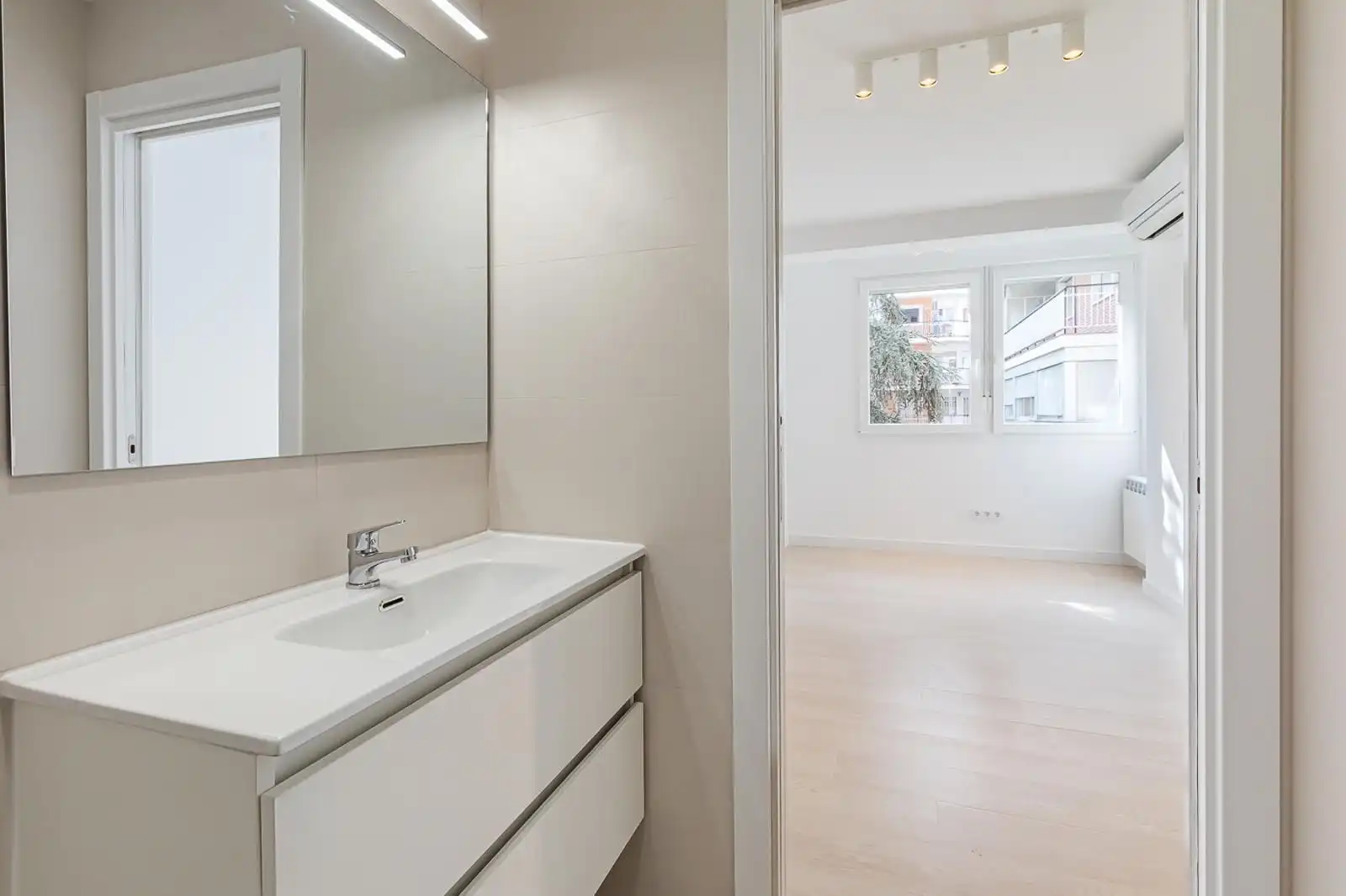 Bathroom of Flat for rent in Madrid  with Air Conditioner