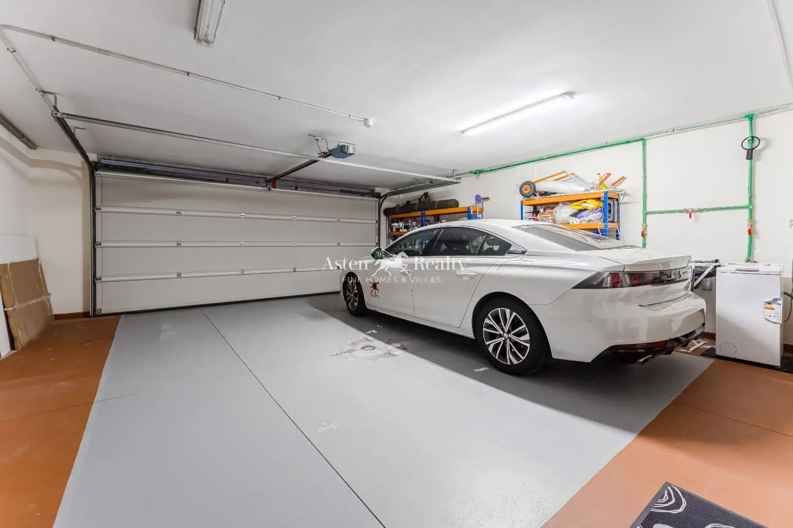 Parkplatz von Einfamilien-Reihenhaus zum Verkauf in Santiago del Teide mit Privatgarten, Terrasse und Abstellraum