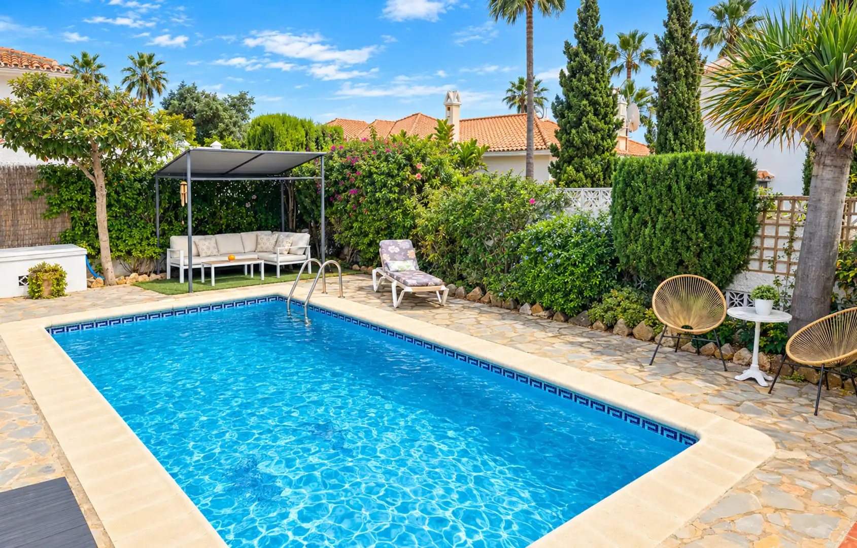 Swimming pool of Houses for sale in La Duquesa