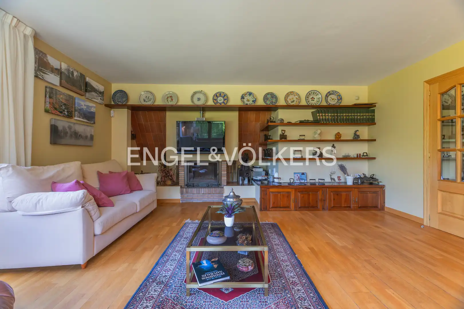 Sala d'estar de Casa o xalet en venda en Puigcerdà amb Calefacció, Jardí privat i Parquet