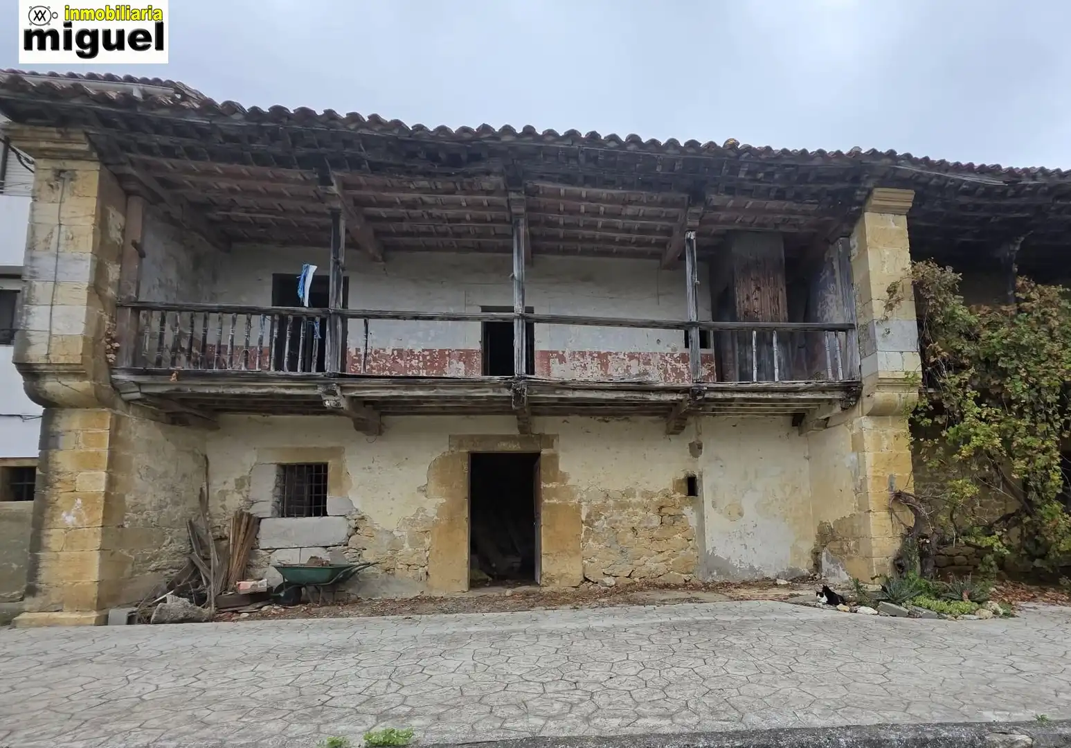 Casa rústica amb terrassa en venda a NARGANES
