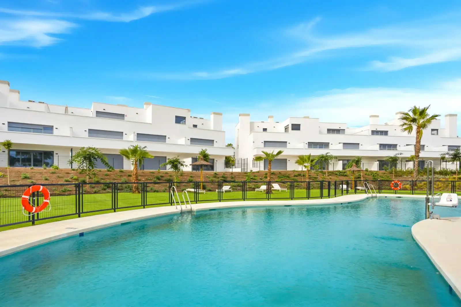 Vista exterior de Pis en venda en Estepona amb Aire condicionat, Terrassa i Piscina comunitària