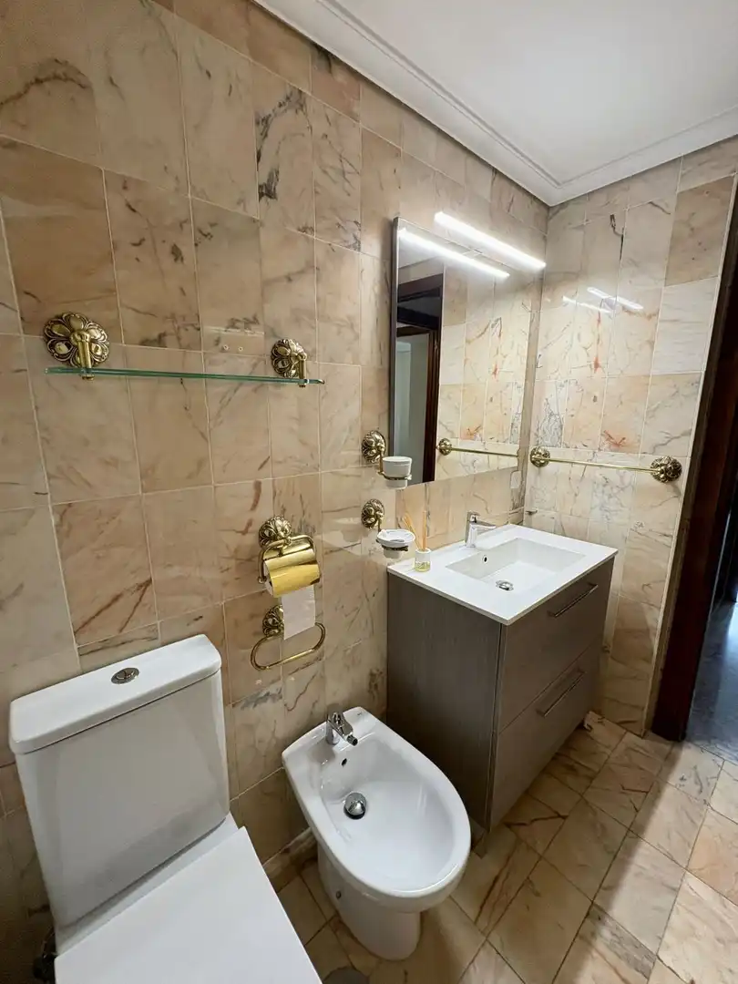 Bathroom of Flat for sale in Sevilla  with Air Conditioner, Heating and Terrace