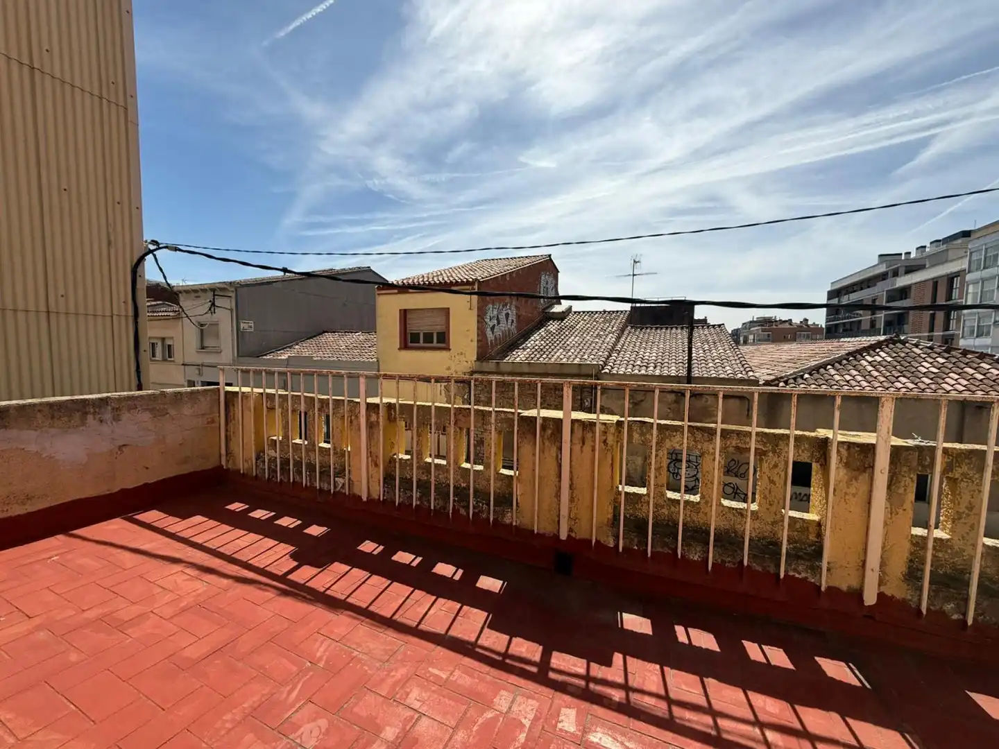 Terrasse von Einfamilien-Reihenhaus zum Verkauf in Sabadell mit Terrasse, Abstellraum und Ofen