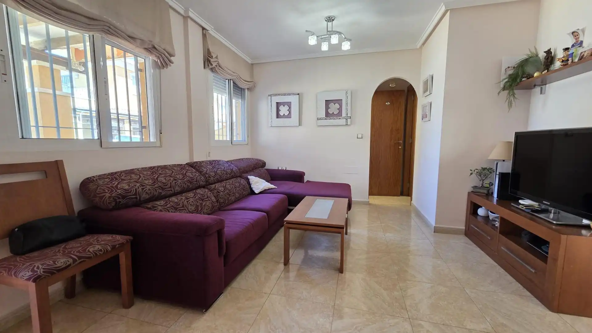 Sala d'estar de Casa adosada en venda en Torrevieja amb Aire condicionat, Jardí privat i Terrassa
