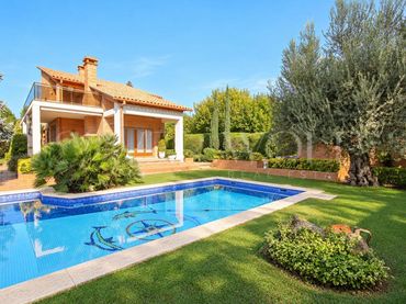 Casa amb piscina en venda a calle Montserrat