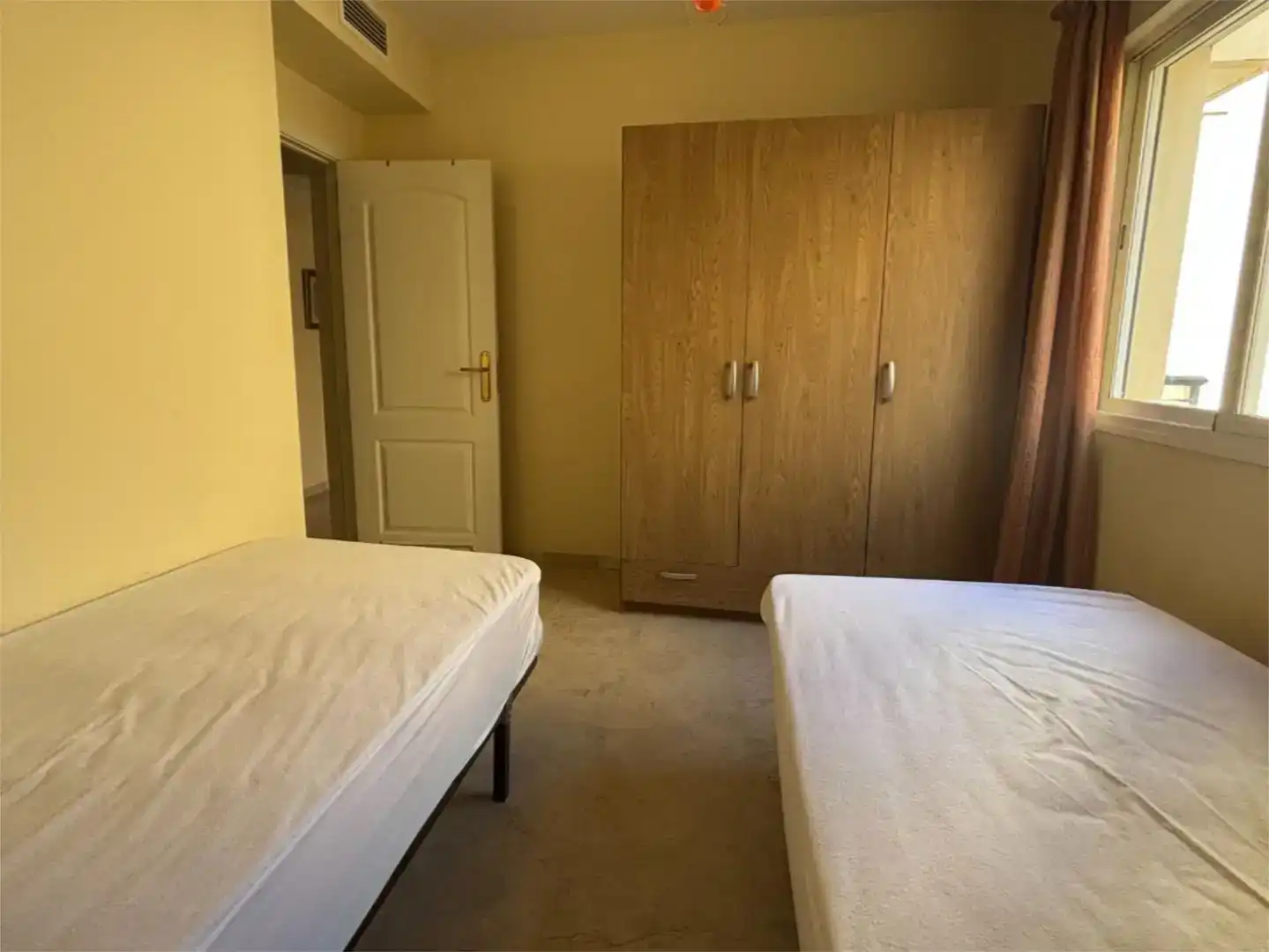 Schlafzimmer von Dachboden zur Miete in Estepona mit Klimaanlage und Balkon