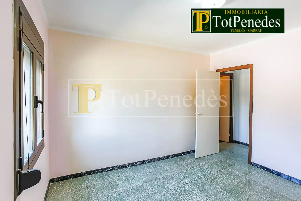 Habitación de Finca rústica en venta en Sant Martí Sarroca con Jardín privado, Trastero y Lavadora