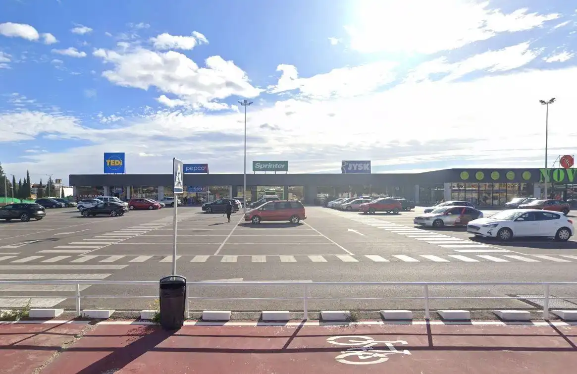 Parkplatz von Fabrikhallen zur Miete in Novelda