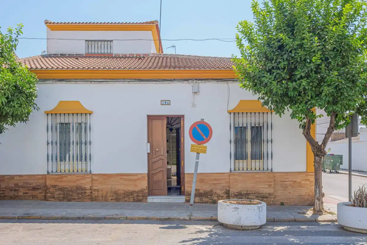 Vista exterior de Casa adosada en venda en Pilas amb Calefacció, Terrassa i Balcó