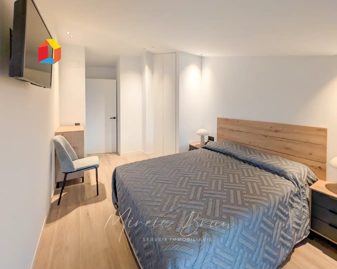 Schlafzimmer von Dachboden zur Miete in Tona mit Heizung