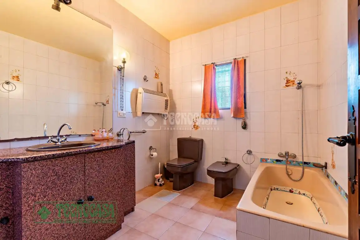 Bathroom of Houses for sale in Roquetas de Mar
