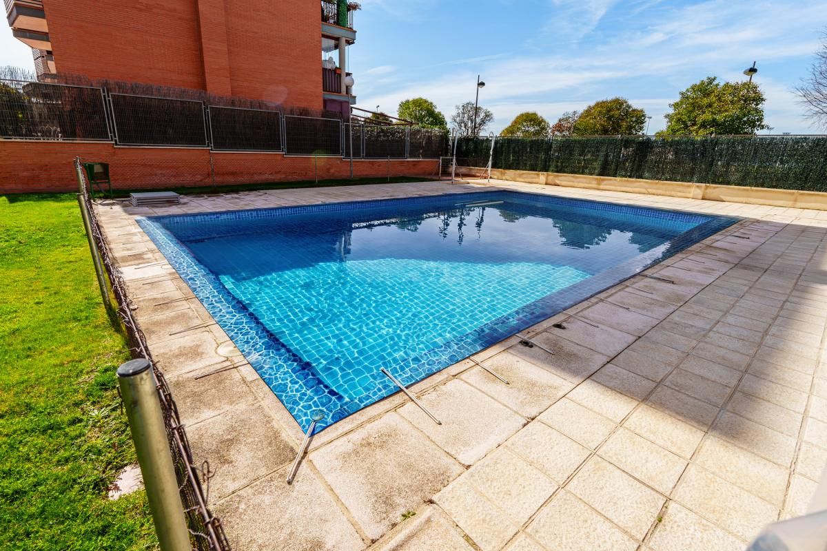 Piscina de Dúplex en venda en Alcorcón amb Calefacció, Jardí privat i Traster