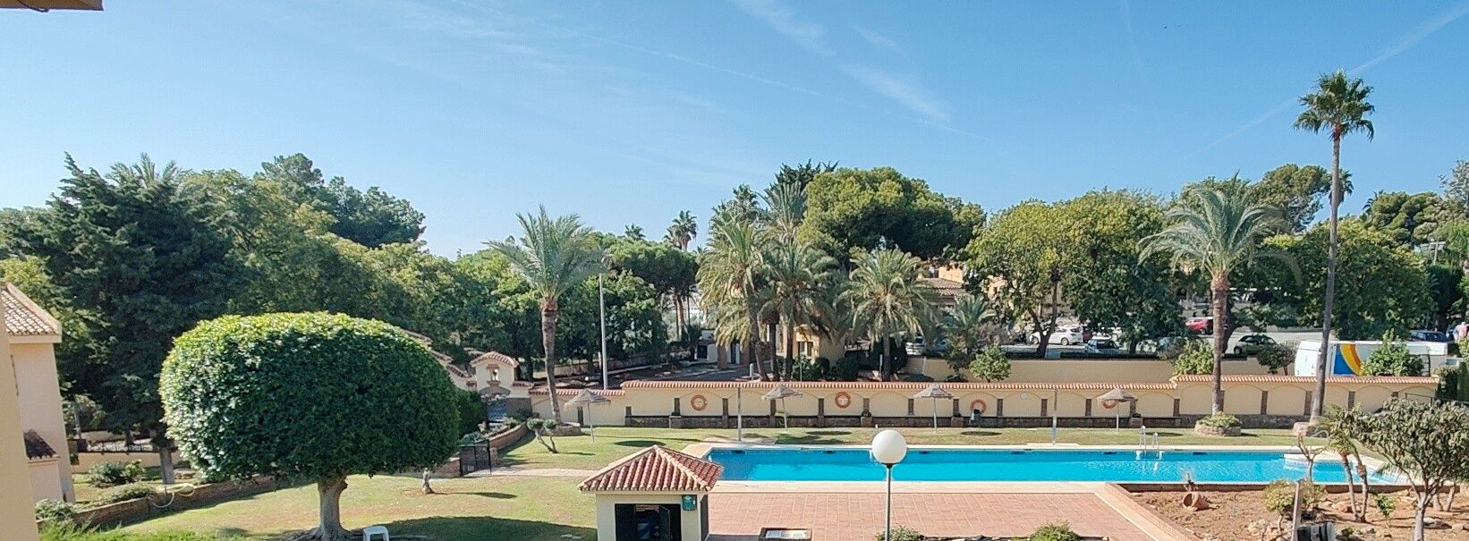 Piscina de Casa adosada en venda en Benalmádena amb Aire condicionat, Calefacció i Jardí privat