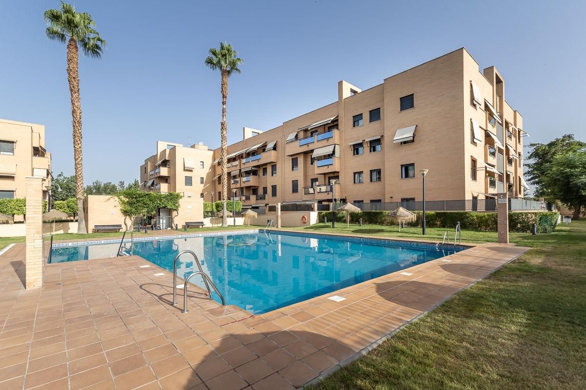 Swimming pool of Flat for sale in  Granada Capital  with Heating, Private garden and Community pool