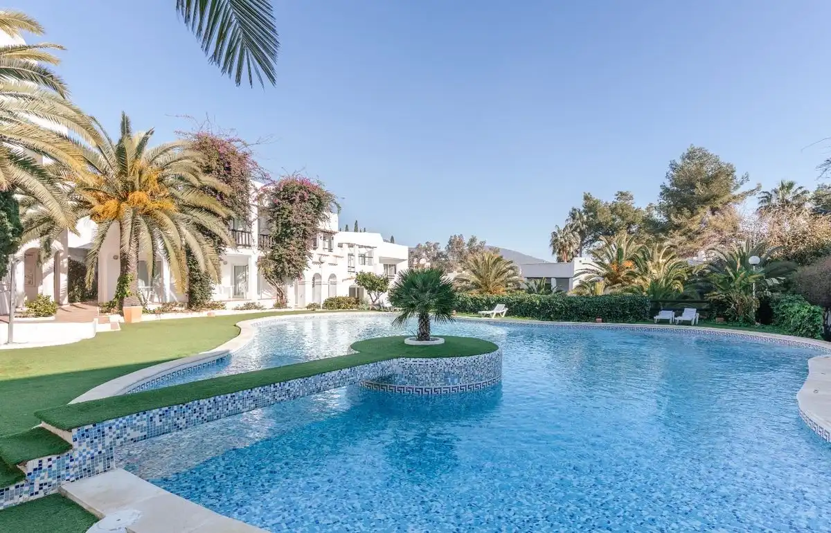 Schwimmbecken von Erdgeschoss zum Verkauf in Santa Eulària des Riu mit Klimaanlage, Heizung und Privatgarten