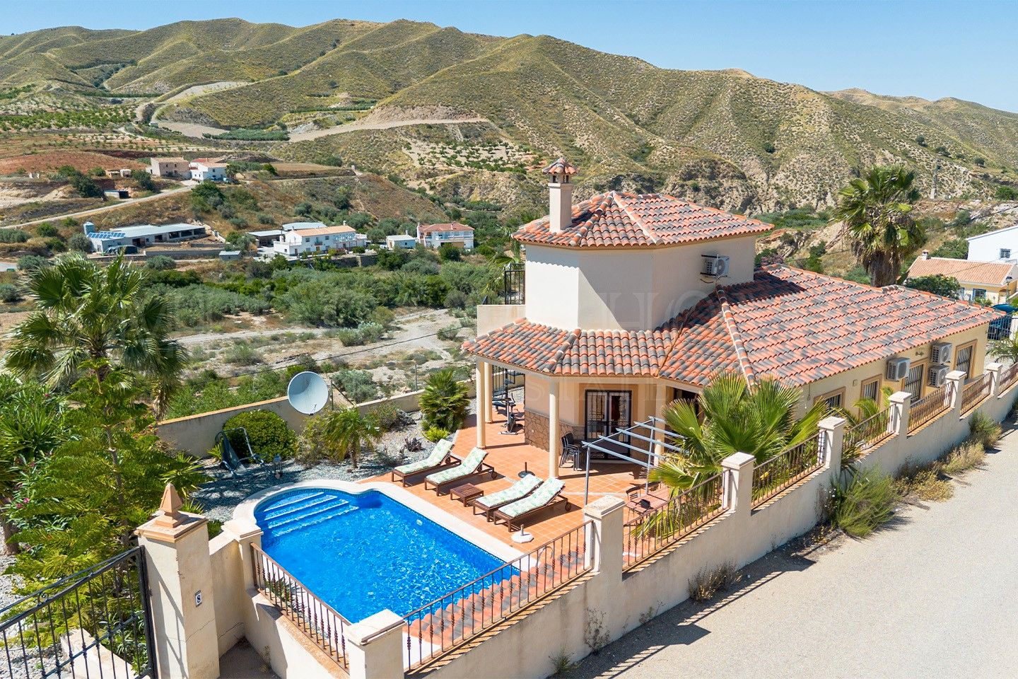 Vista exterior de Casa o xalet en venda en Arboleas amb Aire condicionat, Jardí privat i Piscina