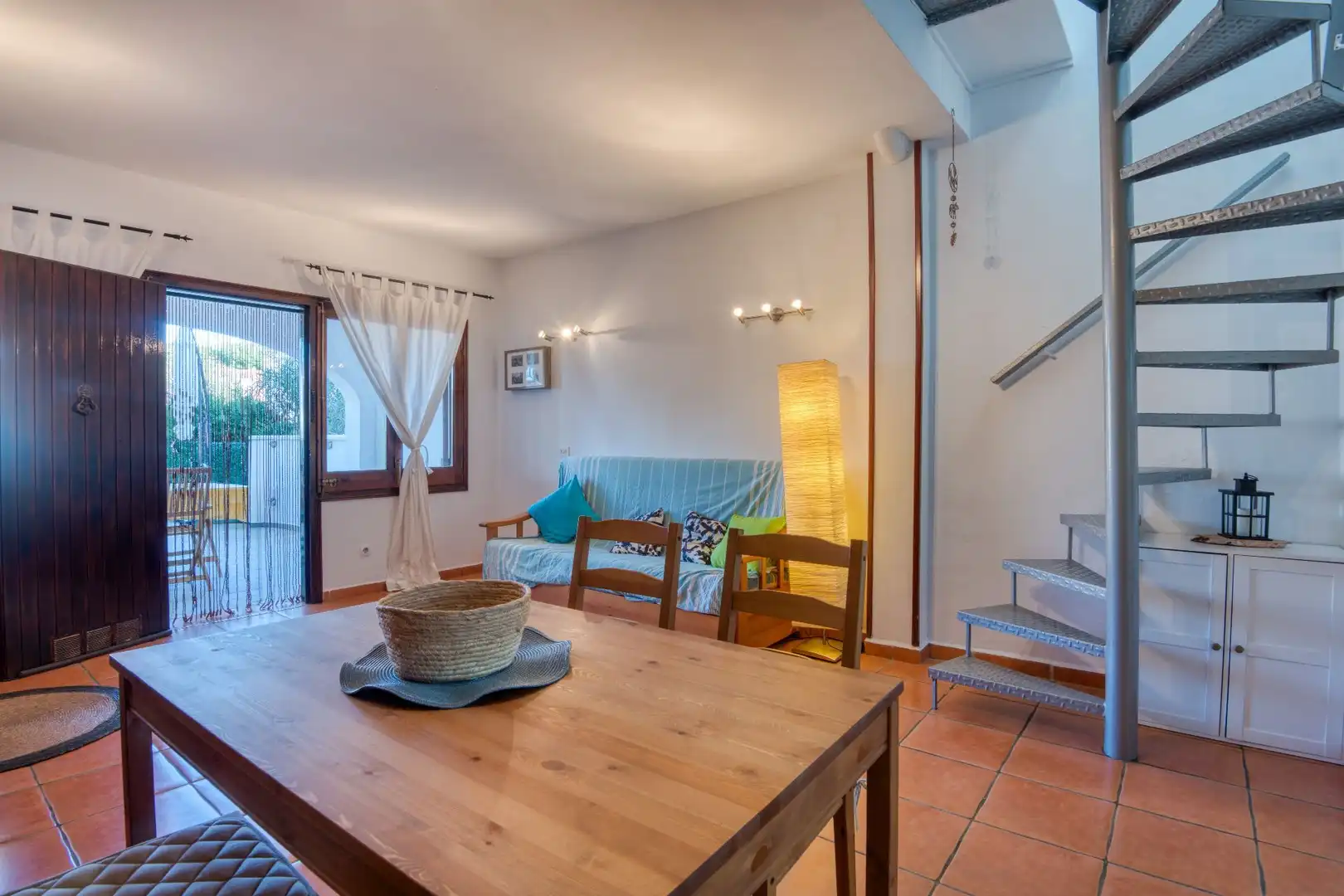 Sala de estar de Casa adosada en venta en L'Escala con Terraza y Amueblado