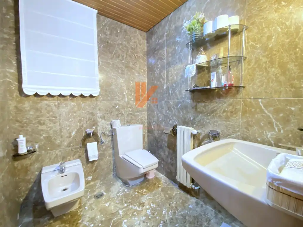 Baño de Piso en venta en Santiago de Compostela  con Calefacción y Horno