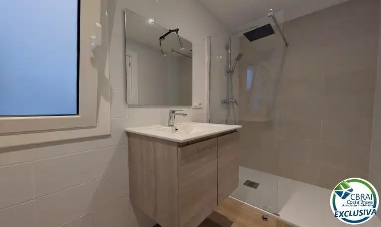 Badezimmer von Wohnungen zum Verkauf in Portbou mit Klimaanlage