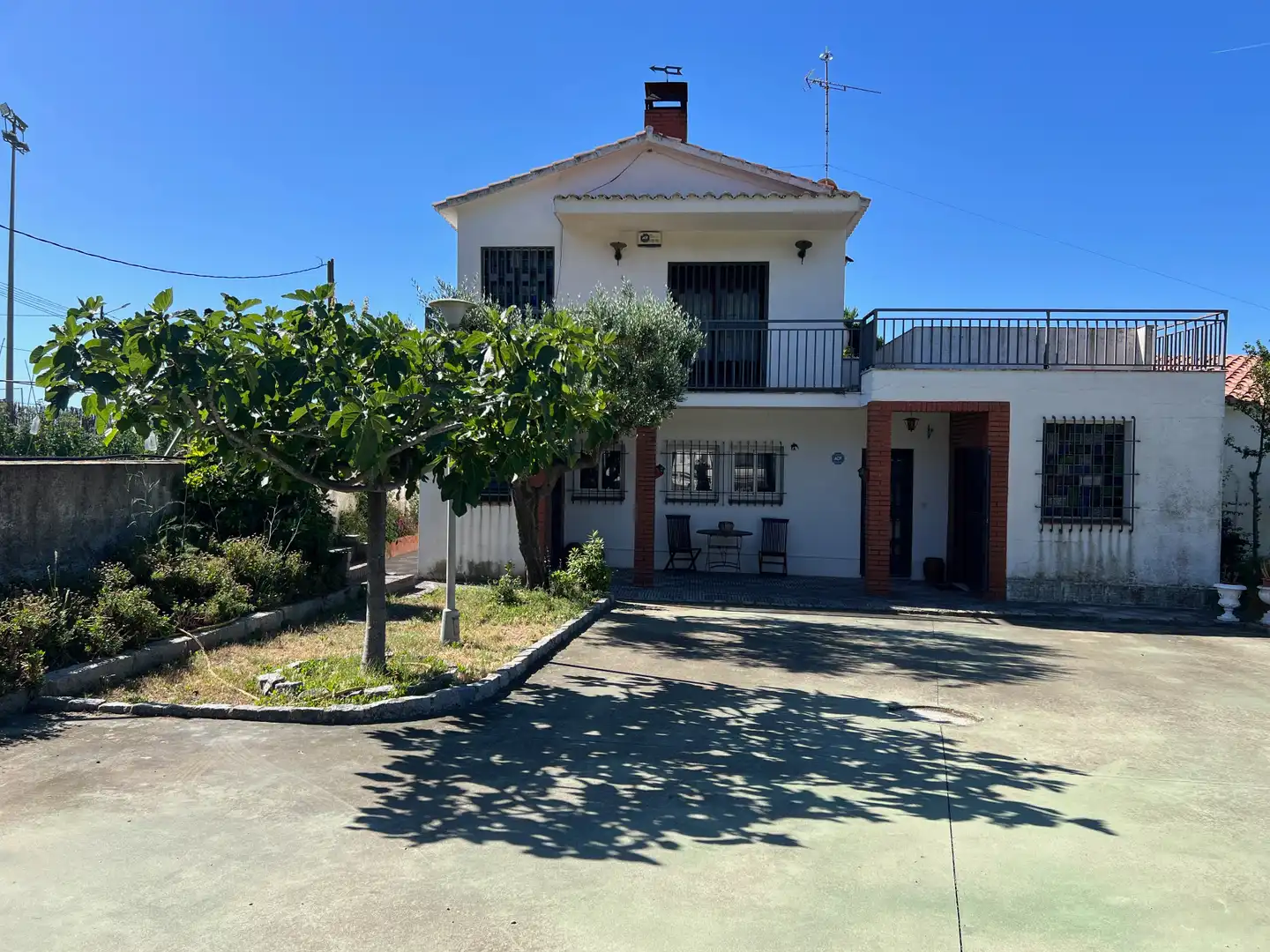Vista exterior de Casa o xalet en venda en Mataró amb Aire condicionat, Jardí privat i Terrassa
