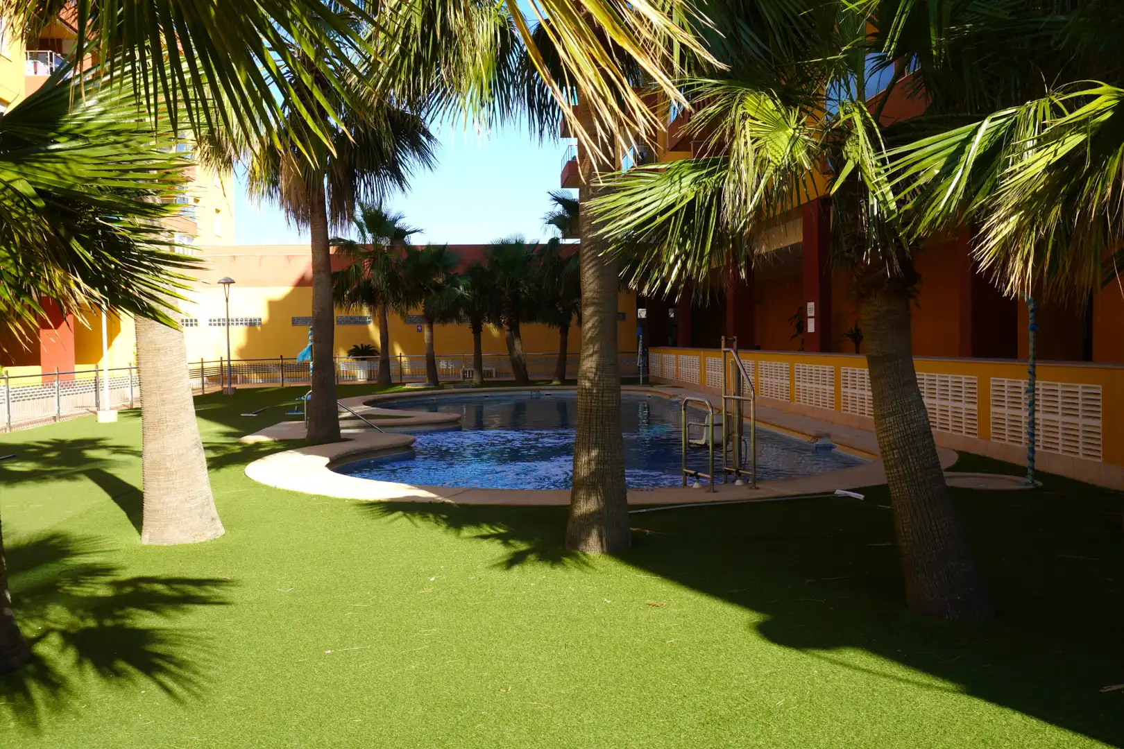 Piscina de Apartamento en venta en Roquetas de Mar con Terraza y Piscina comunitaria