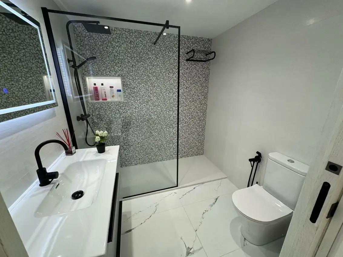 Bathroom of Flat for sale in Córdoba  with Air Conditioner, Terrace and Furnished