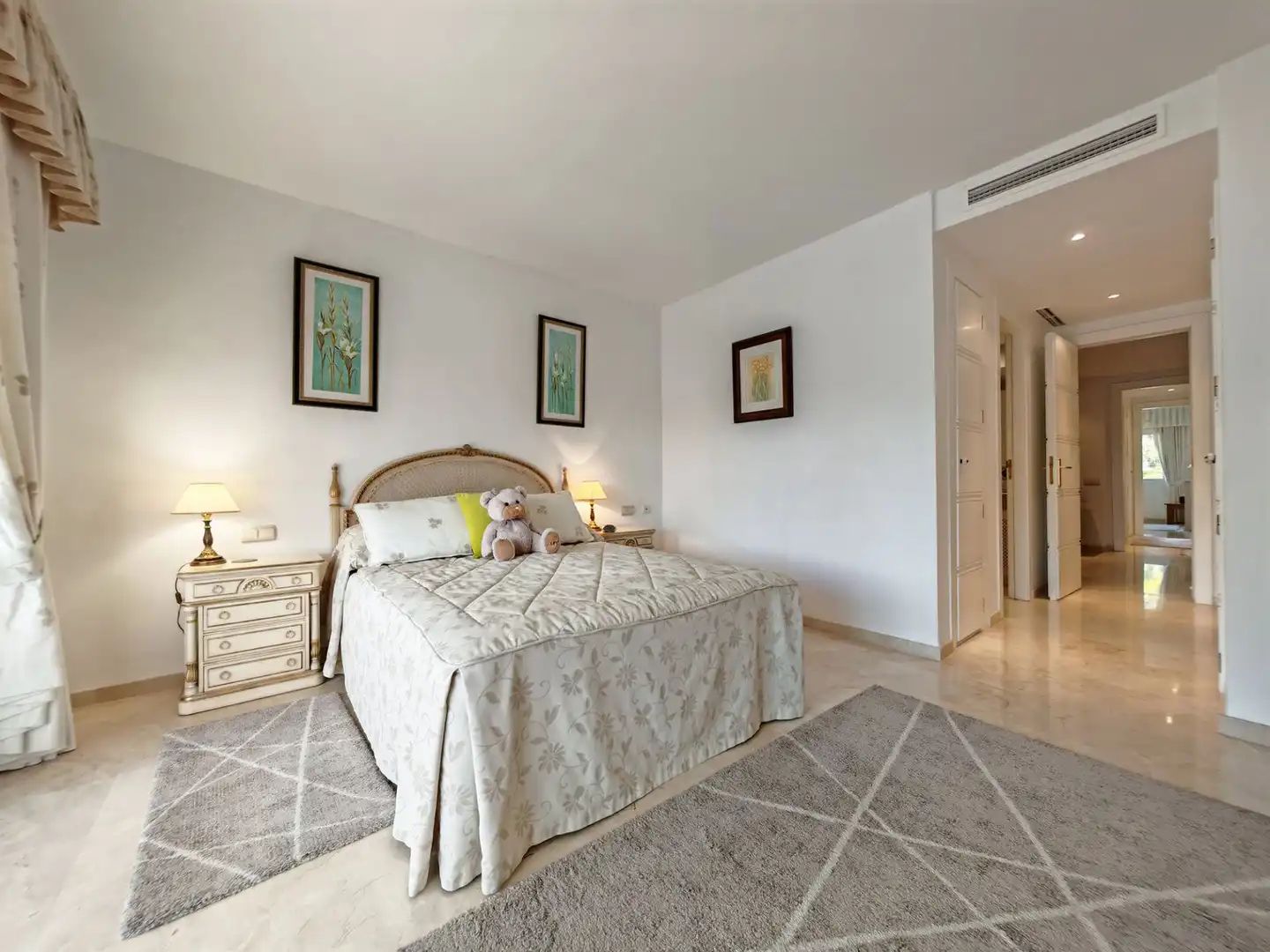 Schlafzimmer von Wohnungen zum Verkauf in Marbella mit Terrasse, Möbliert und Gemeinschaftspool