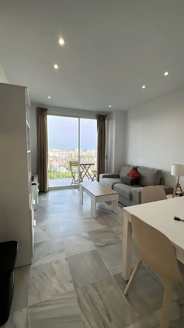 Sala de estar de Apartamento de alquiler en Torremolinos con Aire acondicionado, Terraza y Amueblado