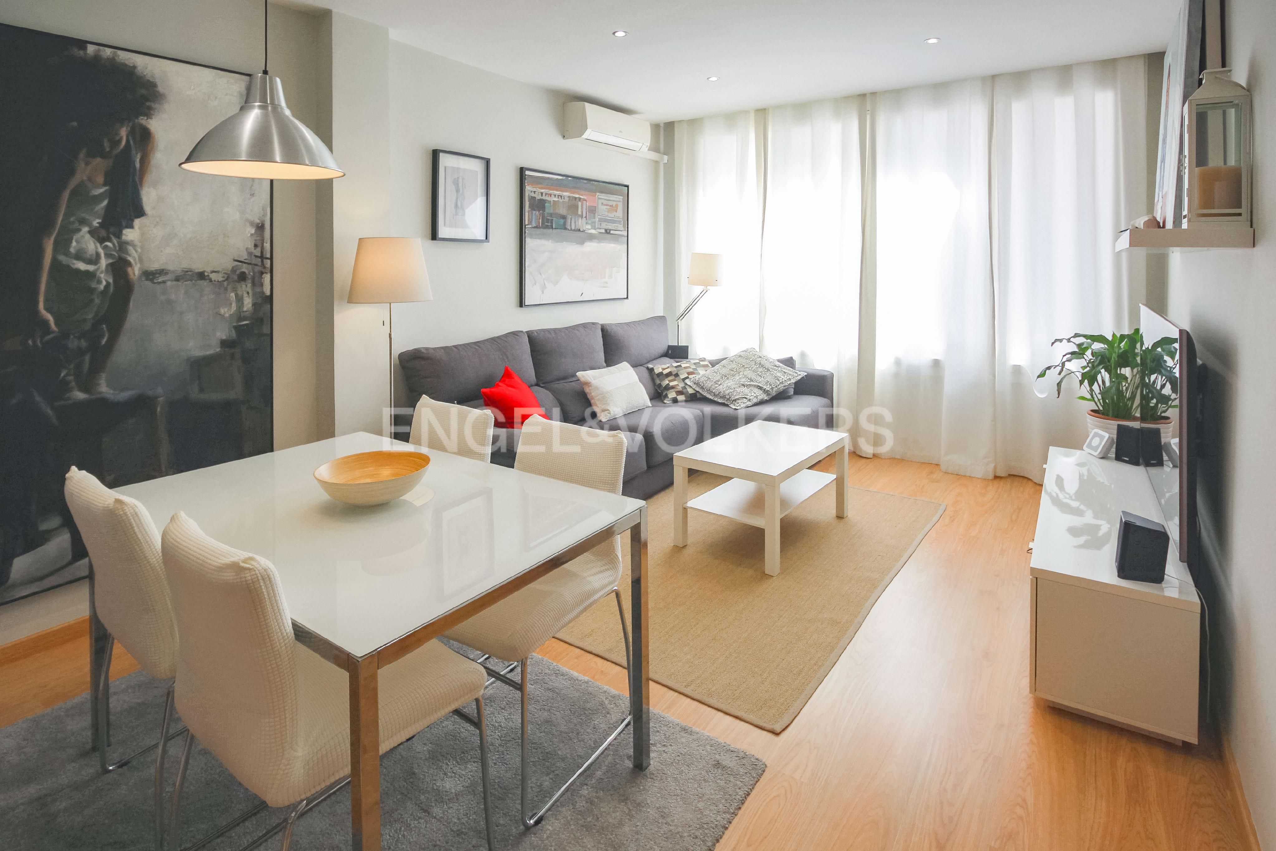 Sala d'estar de Apartament en venda en L'Hospitalet de Llobregat amb Aire condicionat, Calefacció i Terrassa