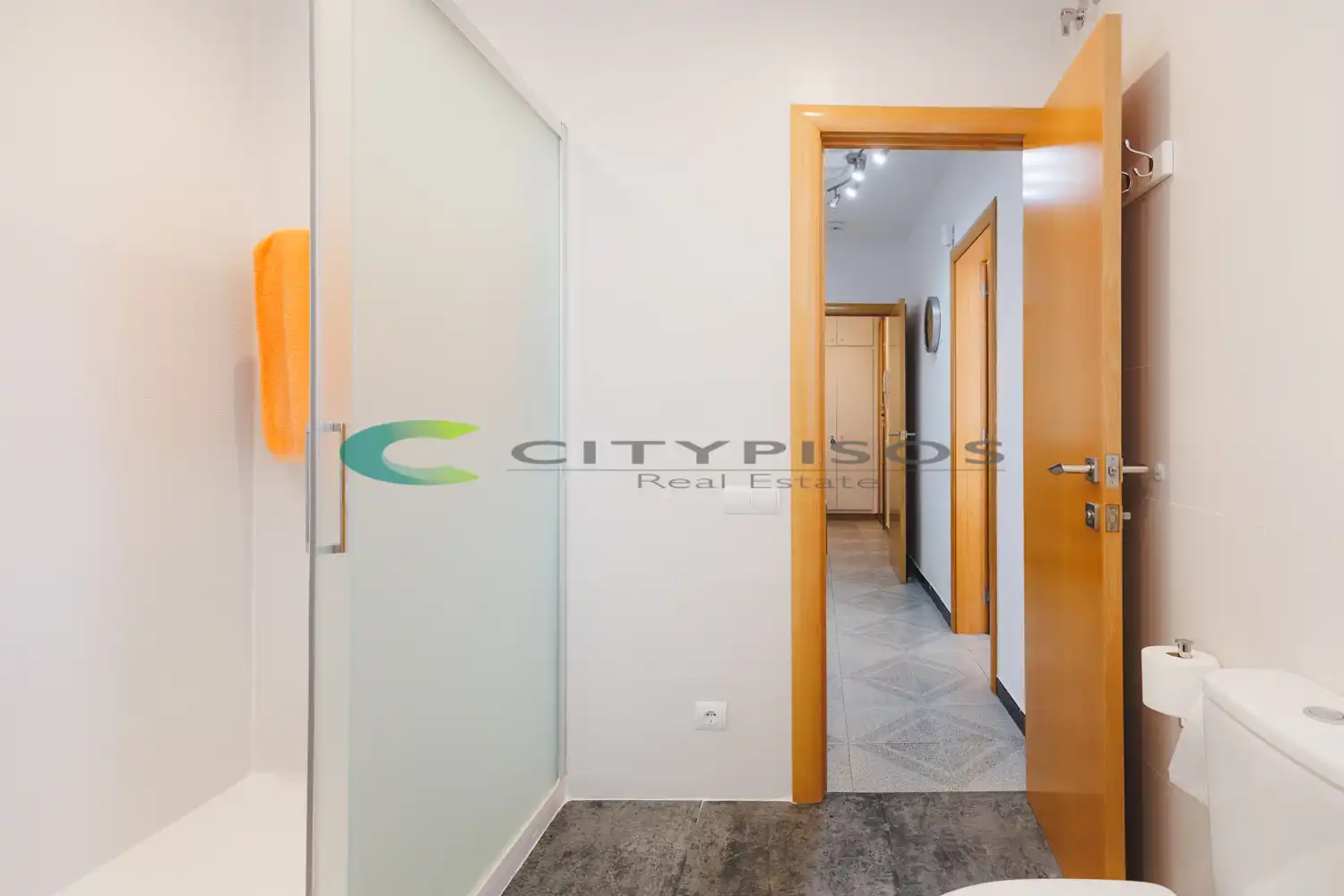 Flat for sale in Barcelona  with Air Conditioner and Oven