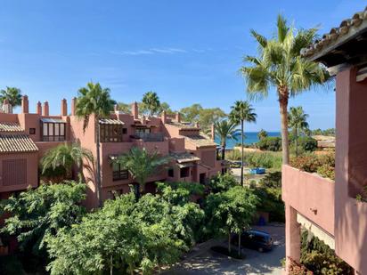 Vista exterior de Apartament en venda en Marbella amb Aire condicionat, Calefacció i Jardí privat