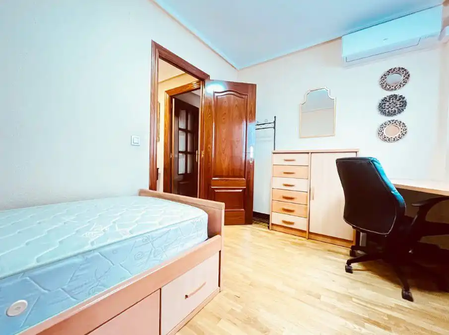 Schlafzimmer von Wohnung zum Verkauf in Salamanca mit Klimaanlage, Heizung und Parkett