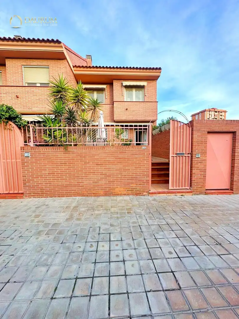 Vista exterior de Casa adosada en venda en Alicante / Alacant amb Aire condicionat, Calefacció i Jardí privat