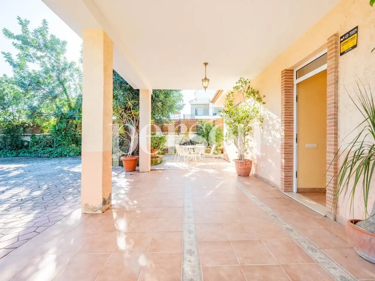 Vista exterior de Casa o chalet en venta en Chiva con Jardín privado, Terraza y Piscina