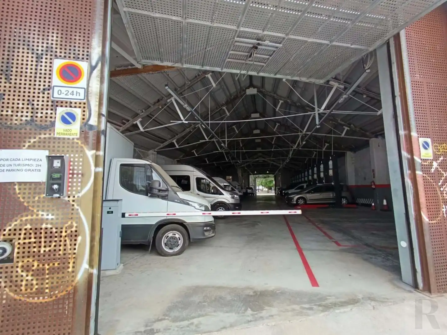 Parkplatz von Fabrikhallen zur Miete in Barcelona