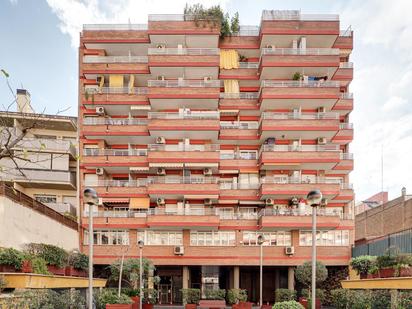 Exterior view of Flat for sale in L'Hospitalet de Llobregat  with Terrace, Balcony and Alarm