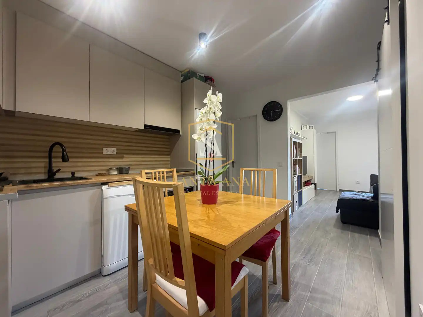 Küche von Wohnung zum Verkauf in Barcelona mit Ofen, Mikrowelle und Balkon
