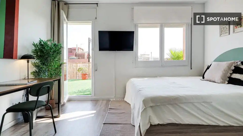 Bedroom of Flat for share in Nou Barris