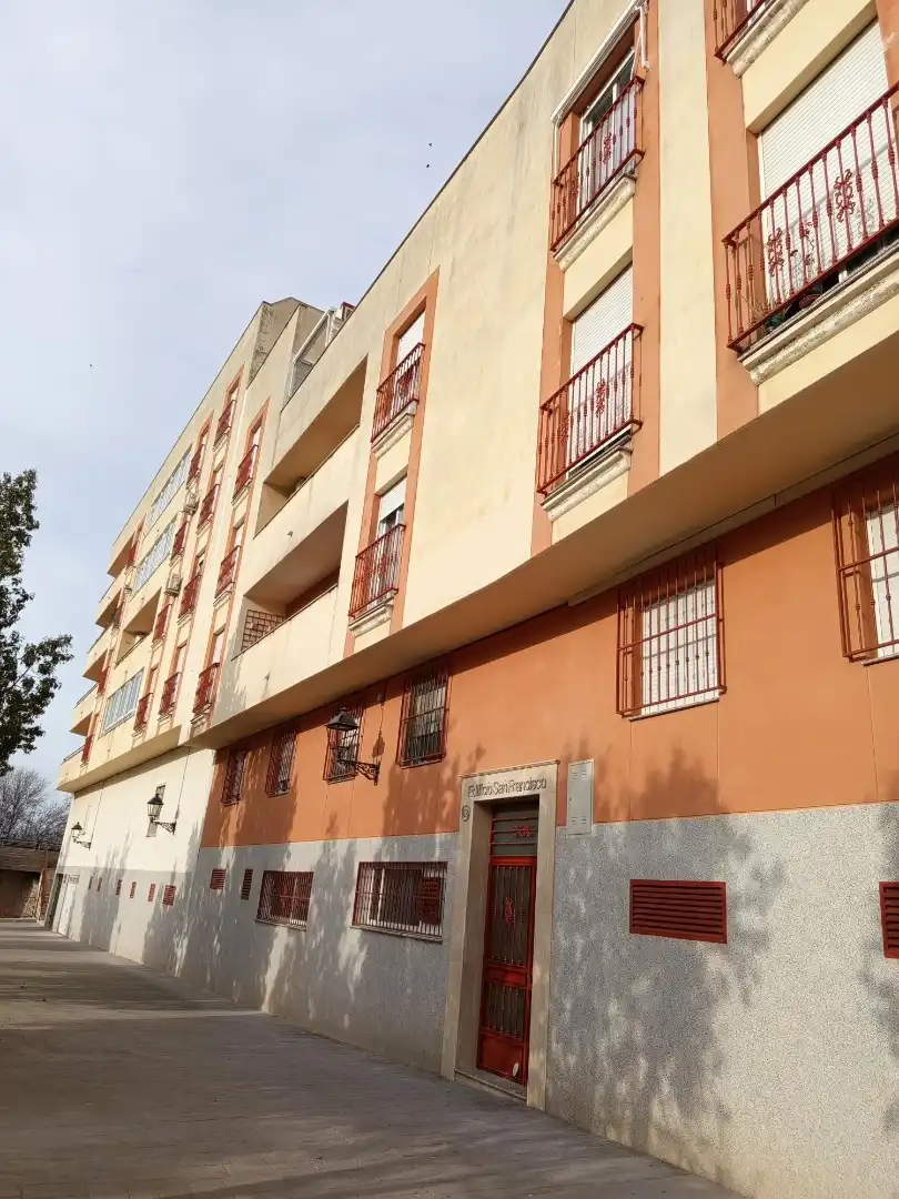 Vista exterior de Pis en venda en Torredelcampo amb Balcó