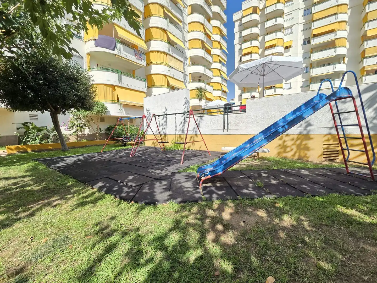Aparcament de Casa adosada en venda en Gandia amb Aire condicionat, Jardí privat i Terrassa