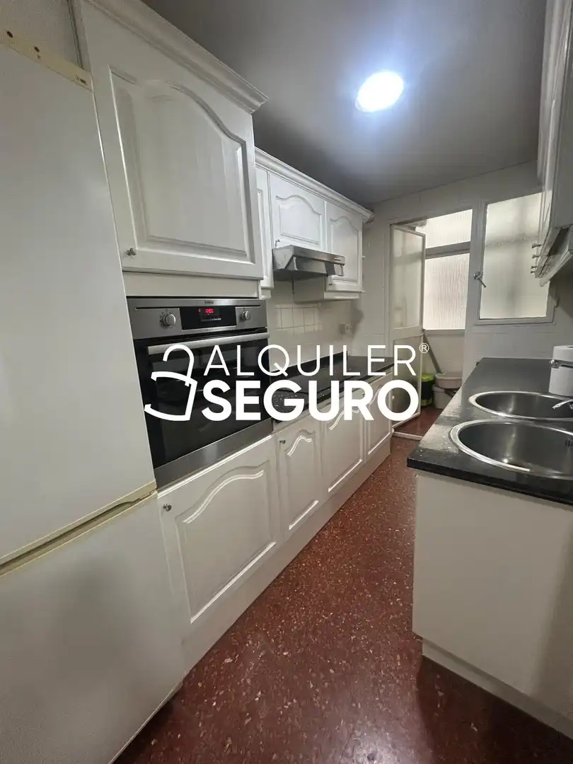 Cuina de Pis de lloguer en Granada amb Aire condicionat i Calefacció