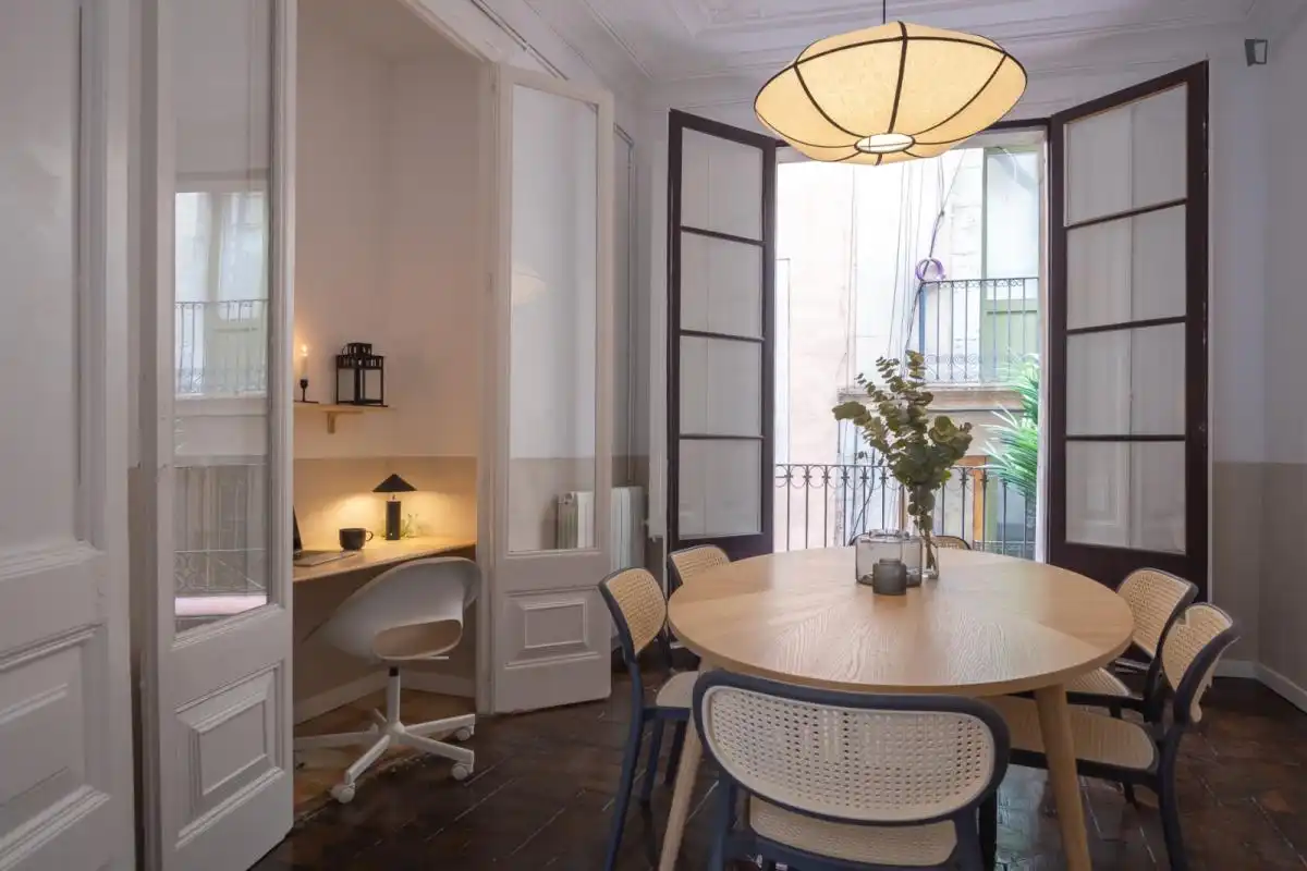 Comedor de Apartamento para compartir en Barcelona con Aire acondicionado, Calefacción y Amueblado
