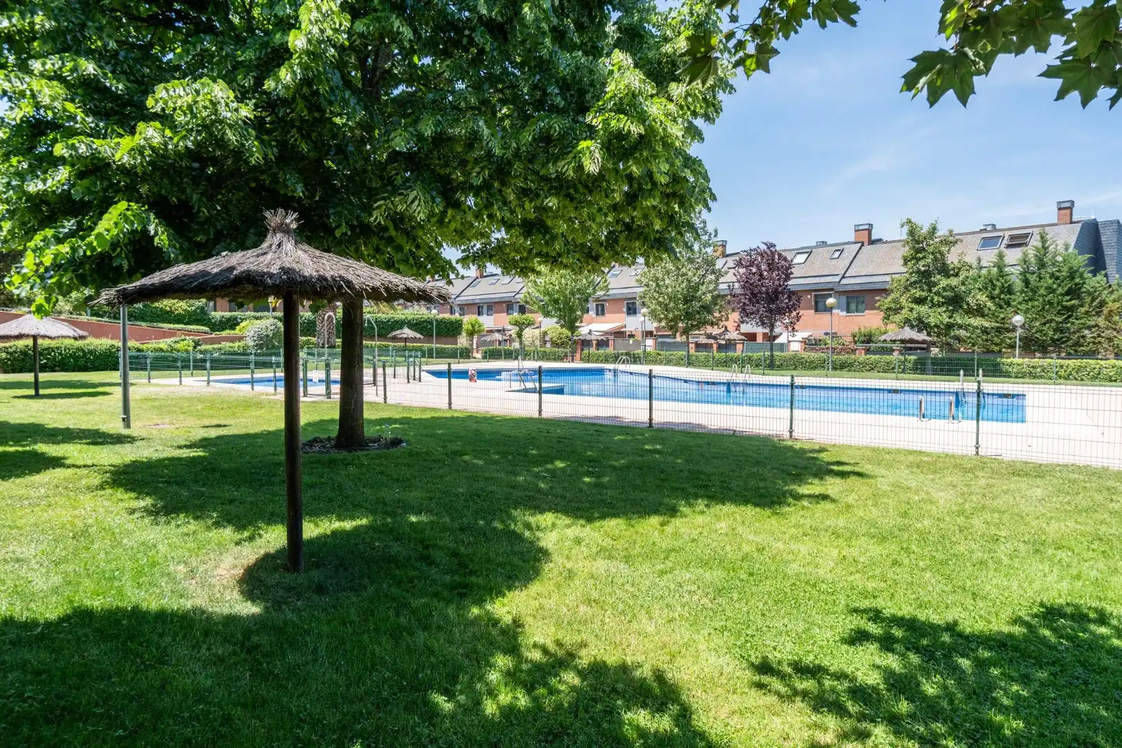 Piscina de Casa adosada en venda en Las Rozas de Madrid amb Aire condicionat, Calefacció i Jardí privat