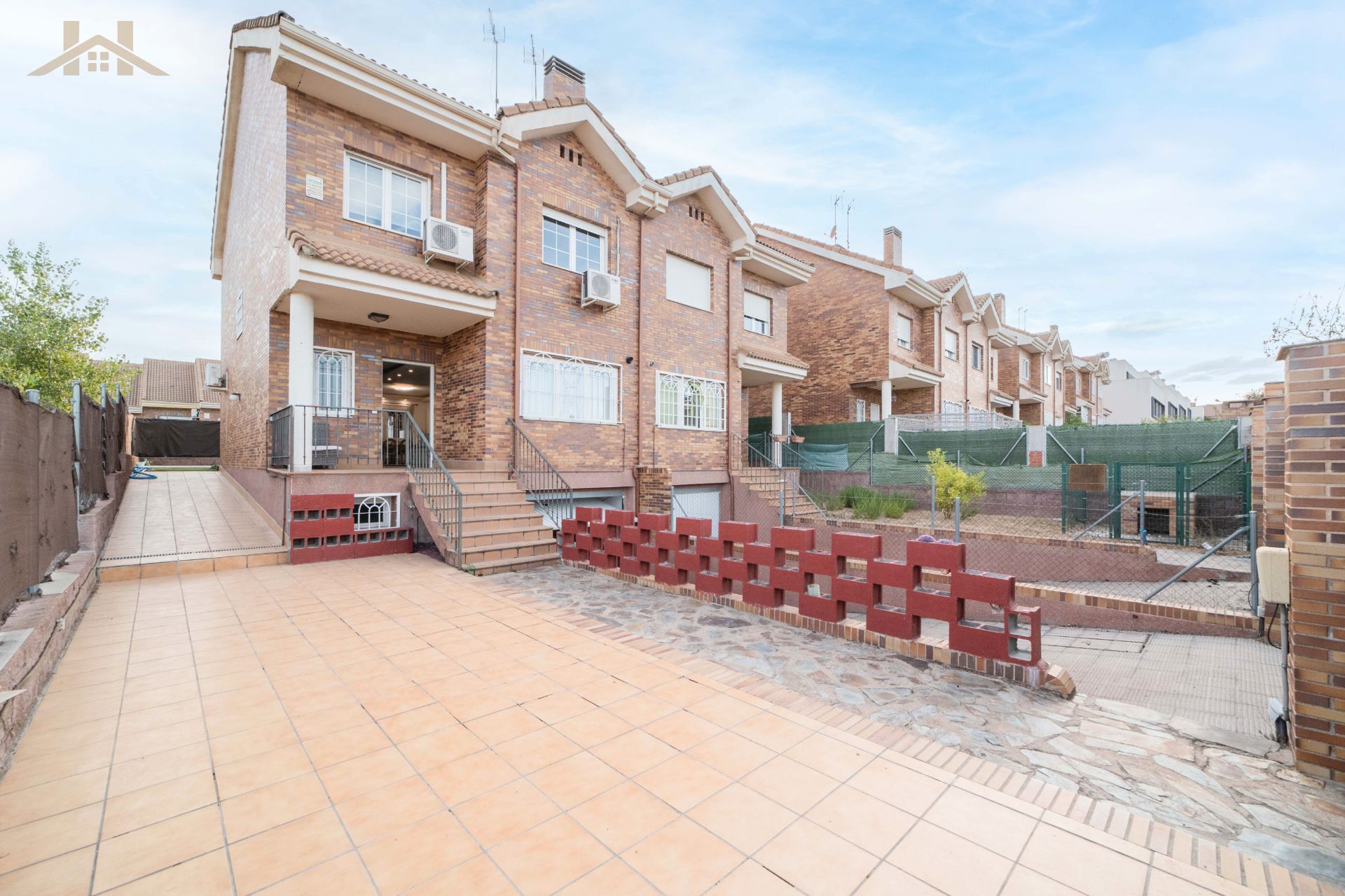 Exterior view of Single-family semi-detached for sale in Arroyomolinos (Madrid)  with Air Conditioner, Heating and Private garden