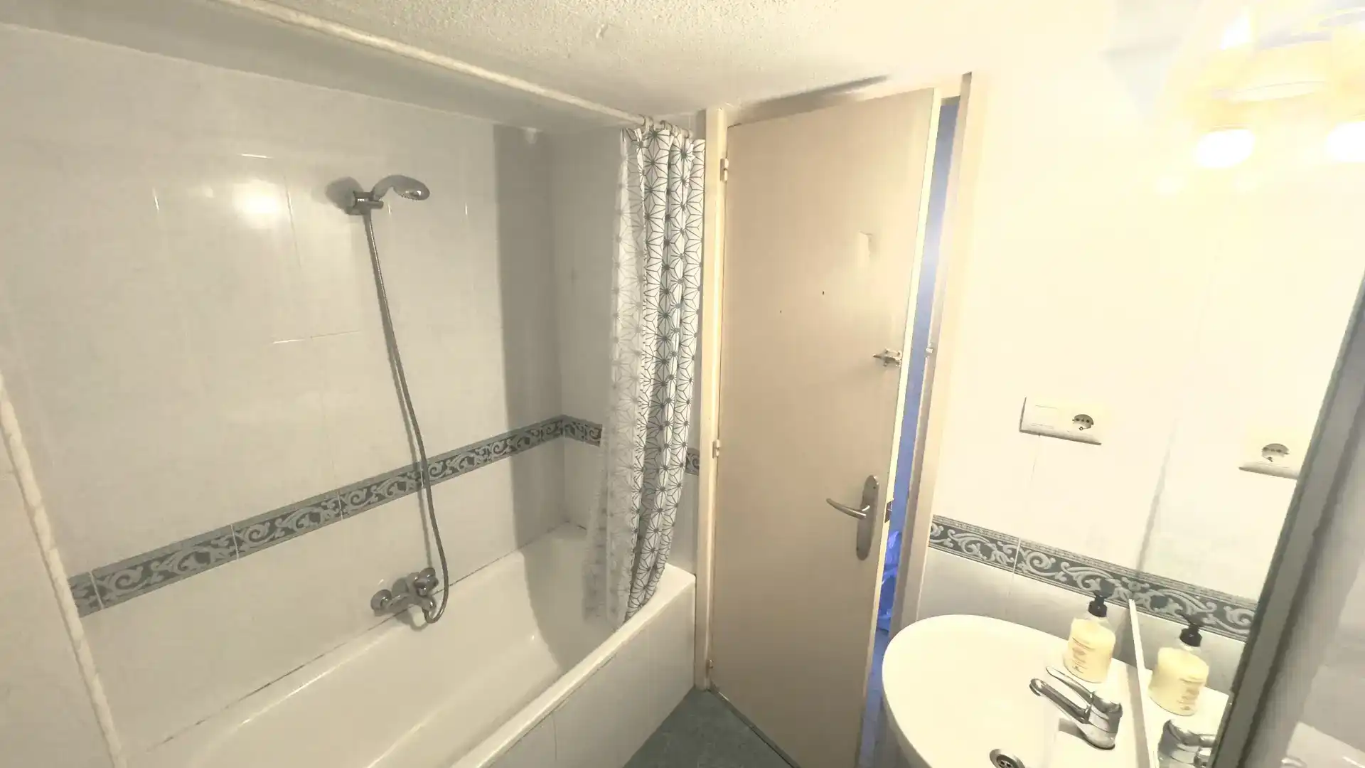 Badezimmer von Wohnung zum Verkauf in Benidorm mit Klimaanlage und Balkon