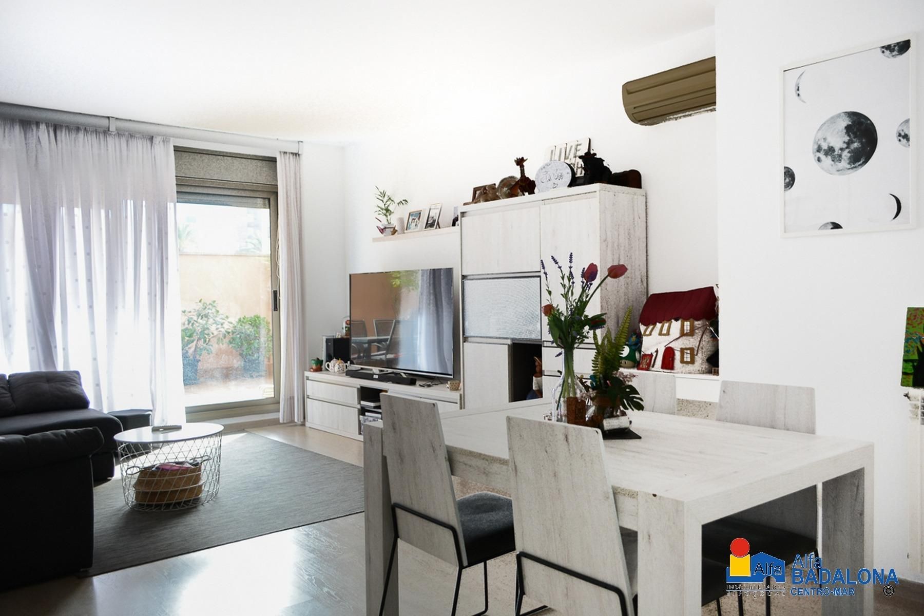 Sala d'estar de Planta baixa en venda en Badalona amb Aire condicionat, Calefacció i Parquet